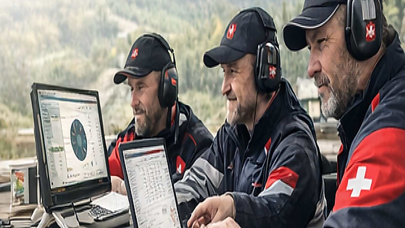 Mehrere Personen im Schweizer Schiesssport mit Natur im Hintergrund